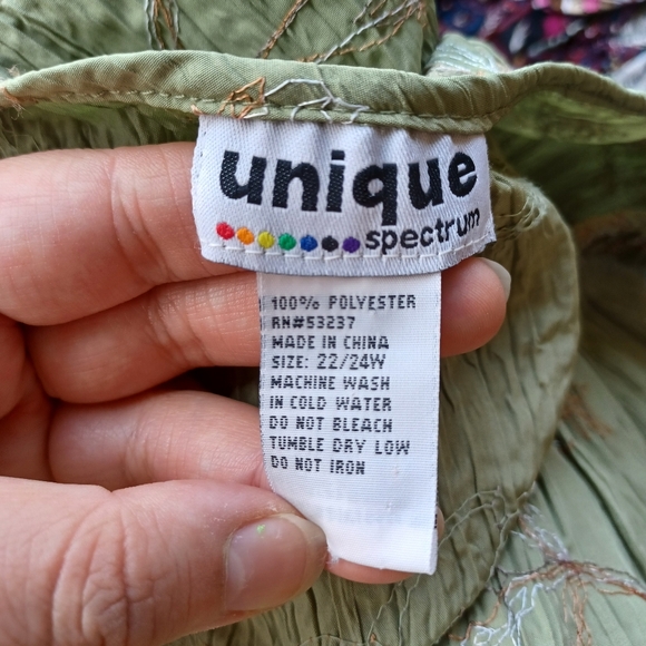 Muted Green blouse with lace and blouse with lace and embroidered details - Picture 5 of 7